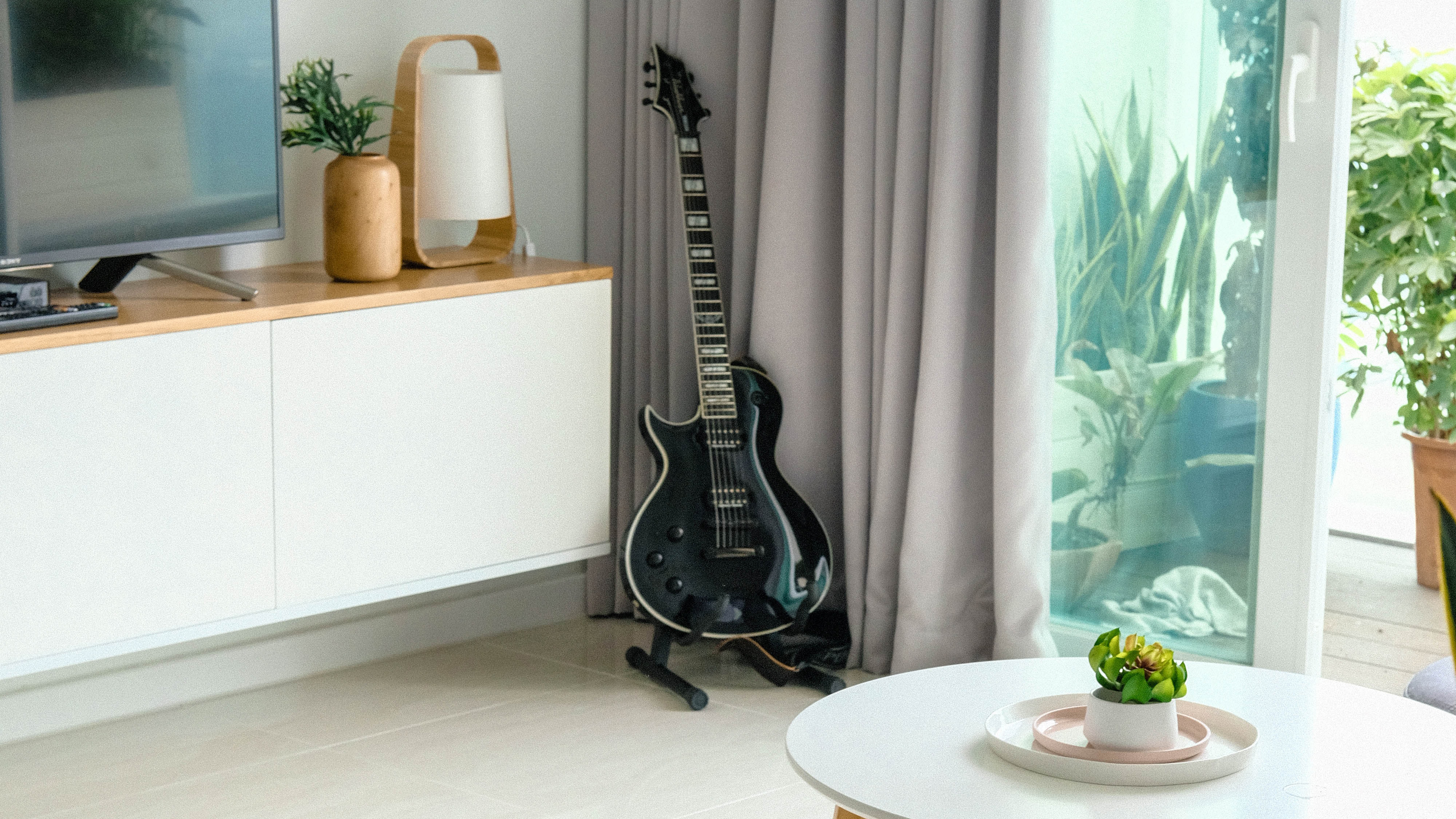 How do I use a smart power strip socket?